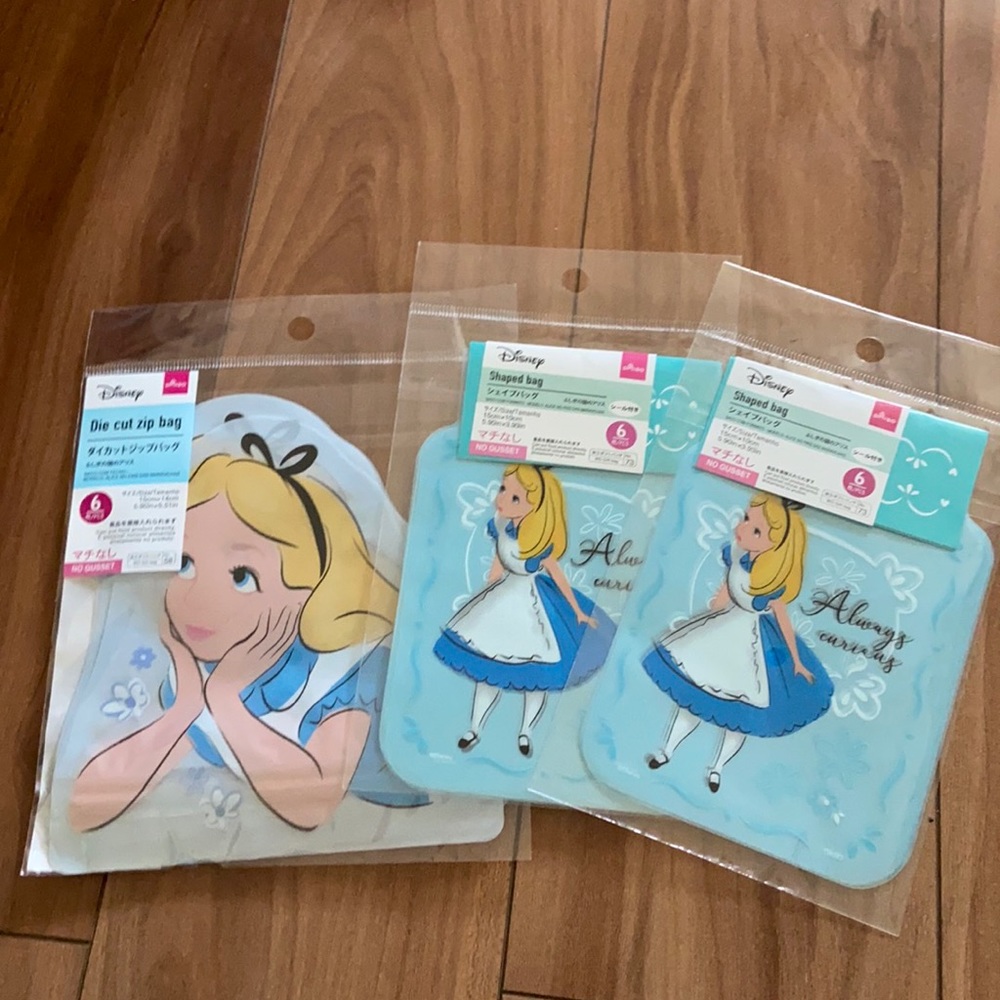 Disney Alice shaped bag✖️ 3